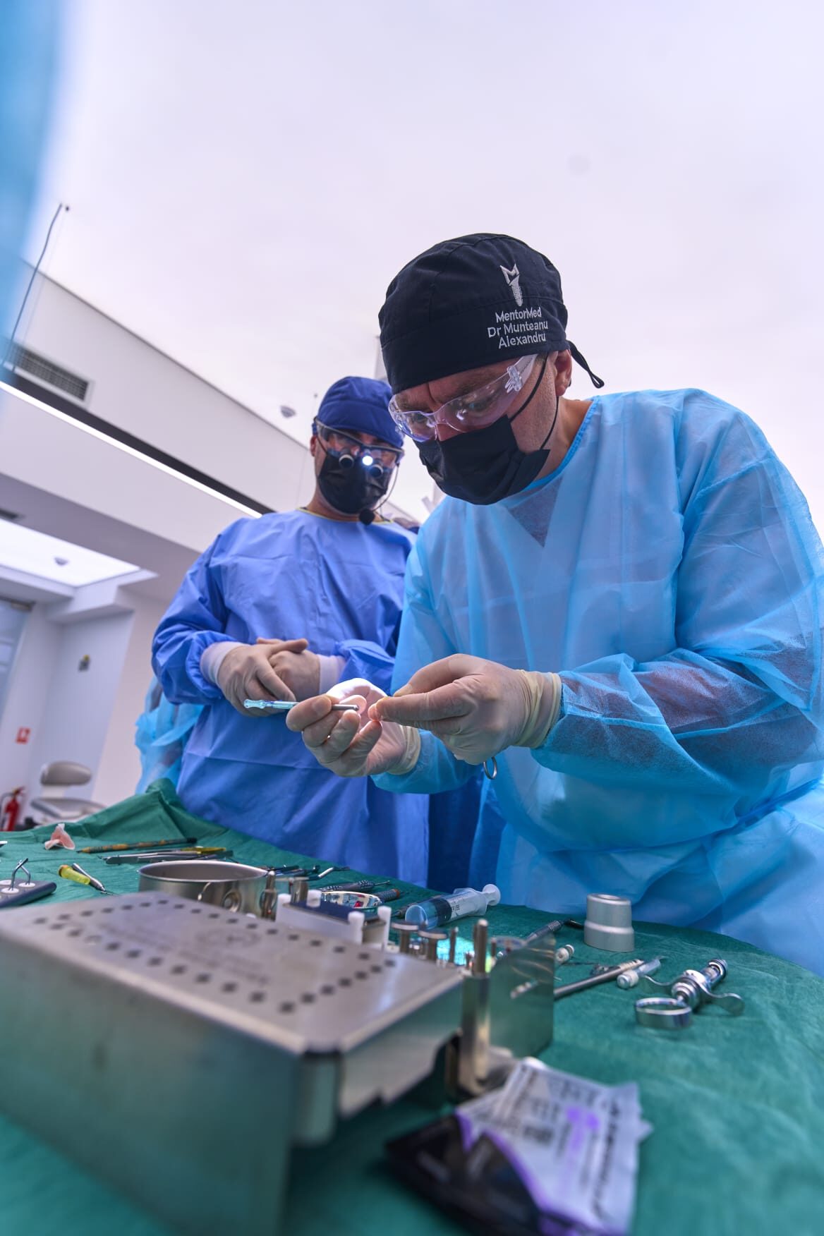Dr. Alexandru Munteanu în intervenție de chirurgie orală — Dent SmartElit