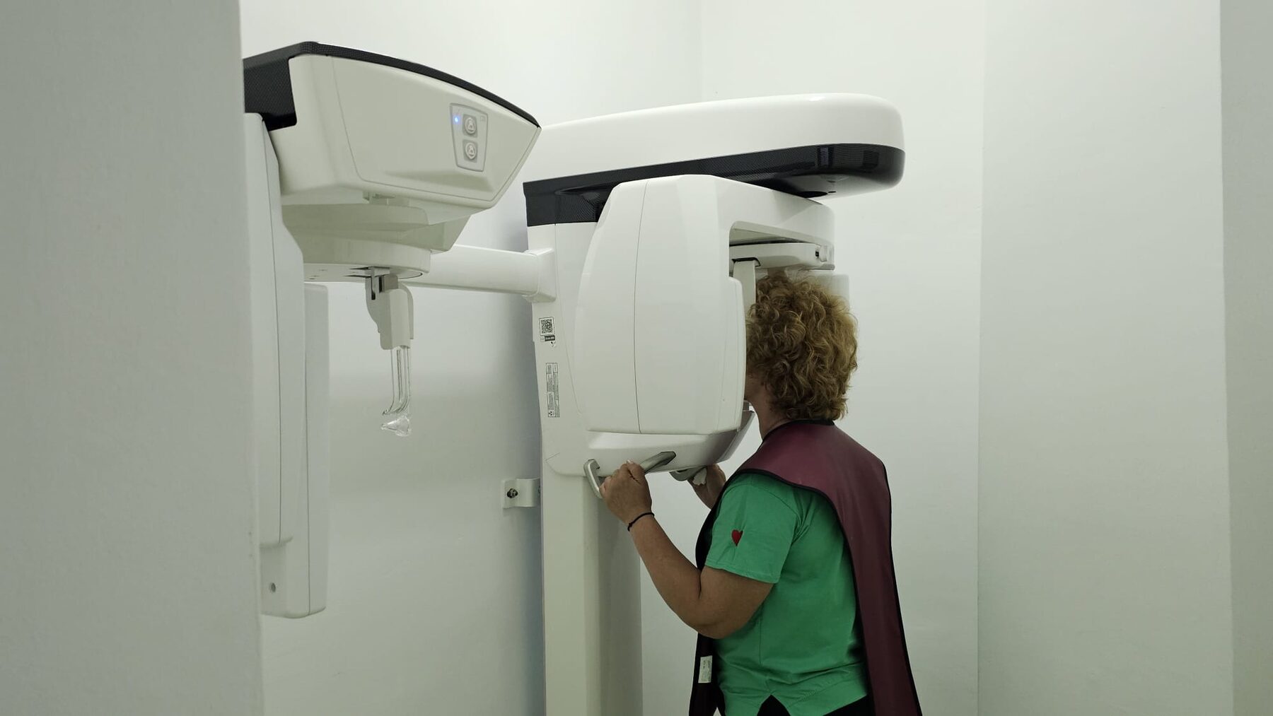Pacient la aparatul CBCT de radiologie 3D Dent SmartElit Clinic