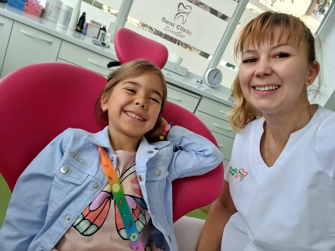 Pacient copil zâmbind la Dent SmartElit Clinic
